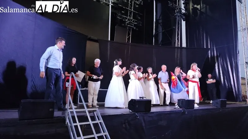Desfile de peñas y carrozas en Boada / CORRAL 