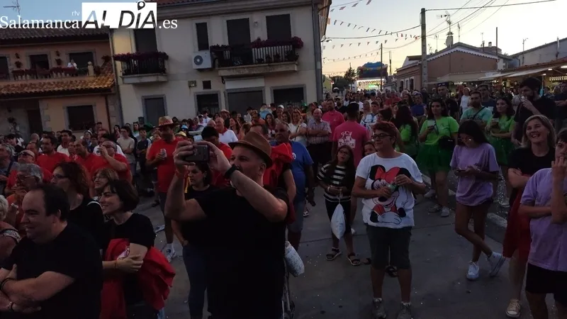 Desfile de peñas y carrozas en Boada / CORRAL 