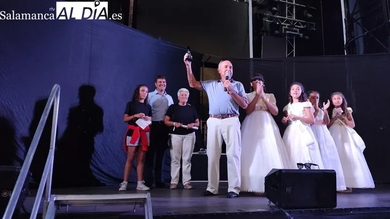 Desfile de peñas y carrozas en Boada / CORRAL 
