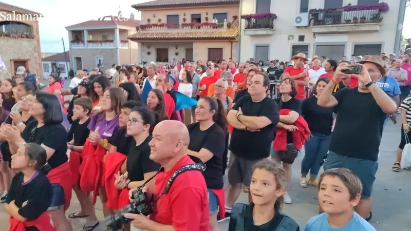Desfile de peñas y carrozas en Boada / CORRAL 