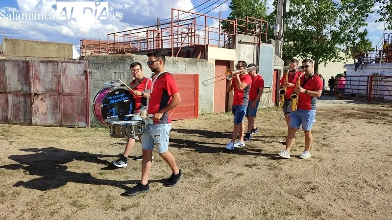 El II Toro de Cajón reunió en Boada a cientos de personas / CORRAL