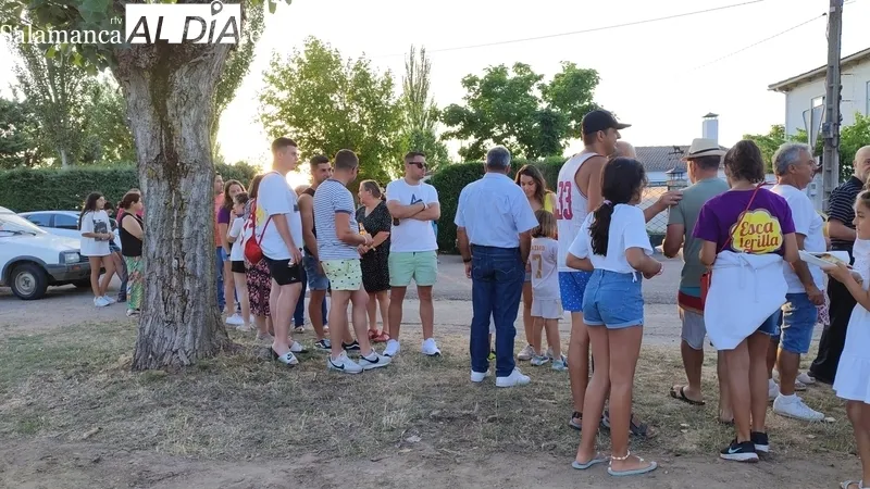 Se repartieron cerca de 400 raciones de chorizo, panceta y cabecero de lomo / CORRAL