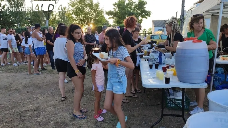 Se repartieron cerca de 400 raciones de chorizo, panceta y cabecero de lomo / CORRAL