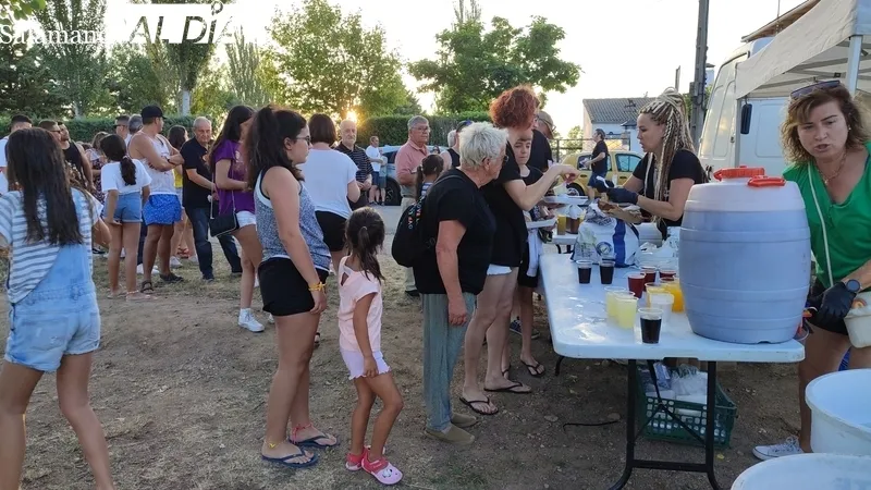 Se repartieron cerca de 400 raciones de chorizo, panceta y cabecero de lomo / CORRAL