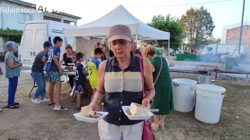 Se repartieron cerca de 400 raciones de chorizo, panceta y cabecero de lomo / CORRAL