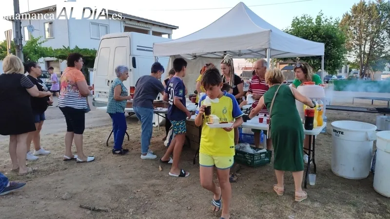 Se repartieron cerca de 400 raciones de chorizo, panceta y cabecero de lomo / CORRAL
