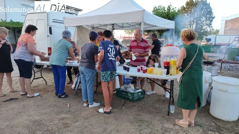 Se repartieron cerca de 400 raciones de chorizo, panceta y cabecero de lomo / CORRAL