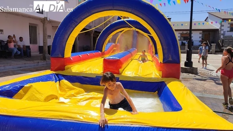 Pequeños y mayores disfrutan en Guadramiro de las fiestas de San Cristóbal