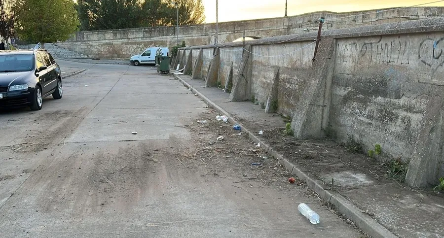 Foto 2 - Denuncian la suciedad que ha quedado en la calle Muro tras la limpieza en la zona anexa