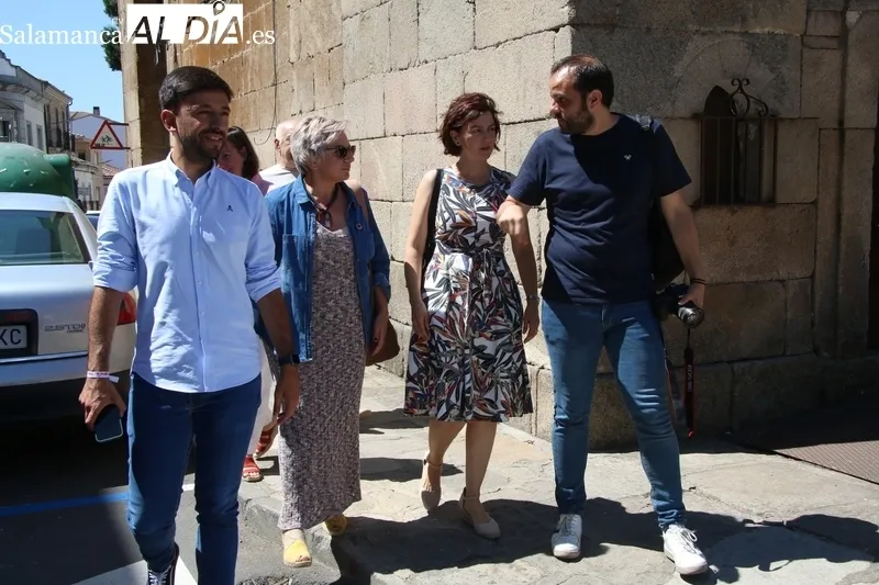La portavoz del PSOE en el Senado, Eva Granados, hacía campaña en Vitigudino y felicitaba al nuevo alcalde de la localidad / CORRAL  