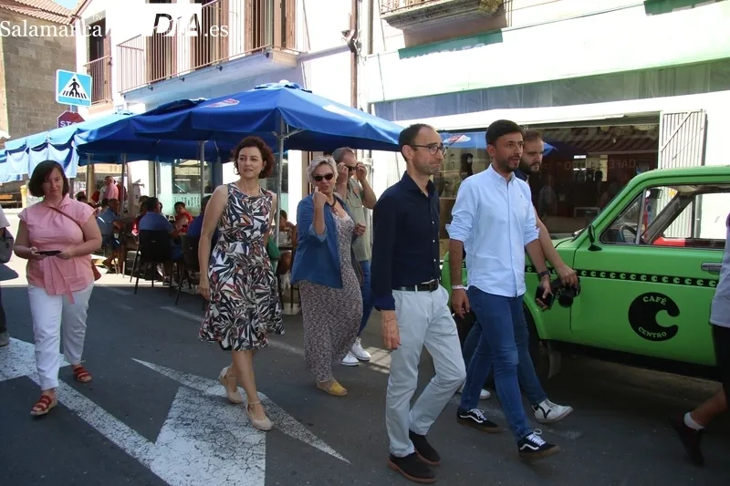 La portavoz del PSOE en el Senado, Eva Granados, hacía campaña en Vitigudino y felicitaba al nuevo alcalde de la localidad / CORRAL  