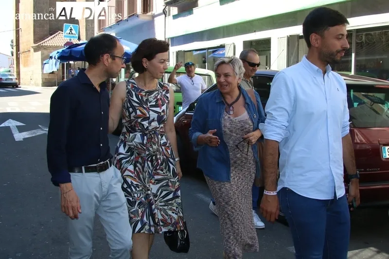 La portavoz del PSOE en el Senado, Eva Granados, hacía campaña en Vitigudino y felicitaba al nuevo alcalde de la localidad / CORRAL  