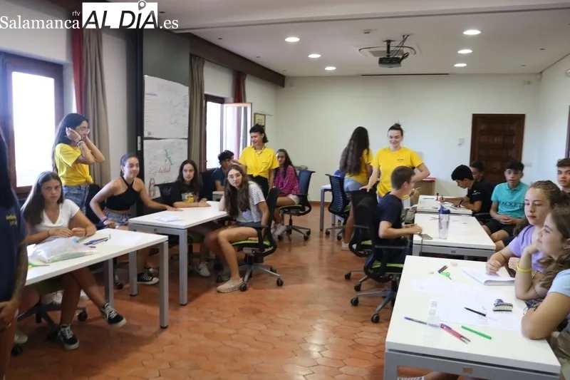 Entrega de diplomas a los alumnos participantes en el curso de inmersión lingüística de Inglés promovido por Iberdrola en Villarino de los Aires / CORRAL
