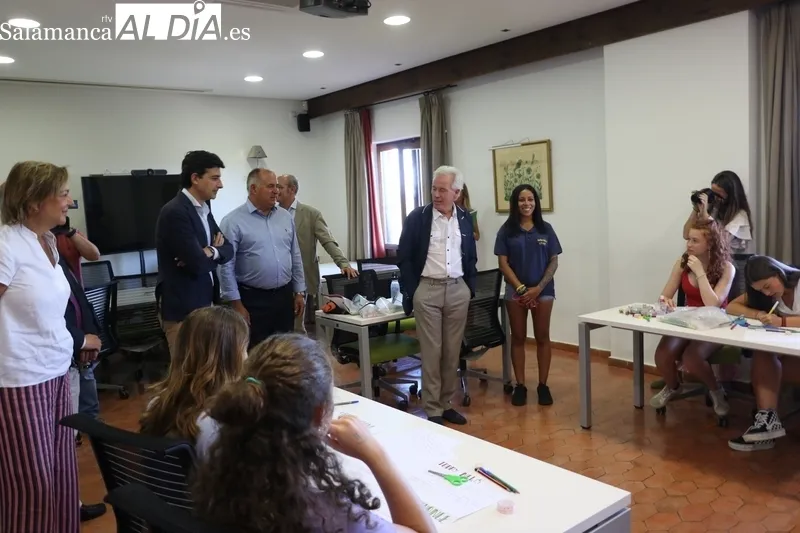 Entrega de diplomas a los alumnos participantes en el curso de inmersión lingüística de Inglés promovido por Iberdrola en Villarino de los Aires / CORRAL