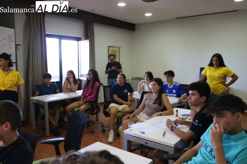 Entrega de diplomas a los alumnos participantes en el curso de inmersión lingüística de Inglés promovido por Iberdrola en Villarino de los Aires / CORRAL