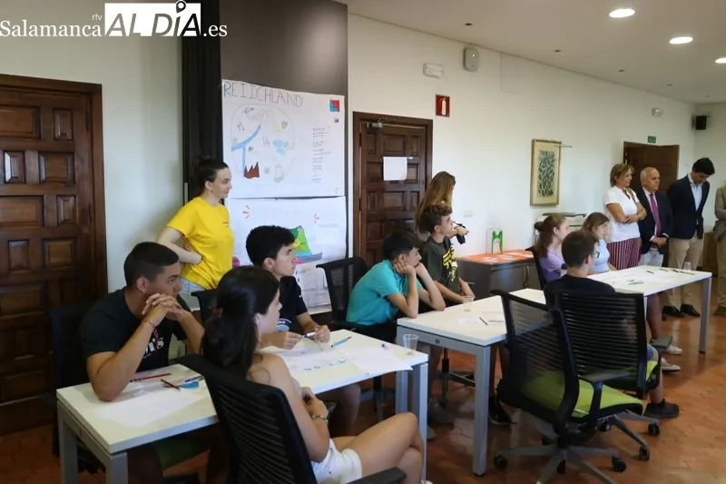 Entrega de diplomas a los alumnos participantes en el curso de inmersión lingüística de Inglés promovido por Iberdrola en Villarino de los Aires / CORRAL
