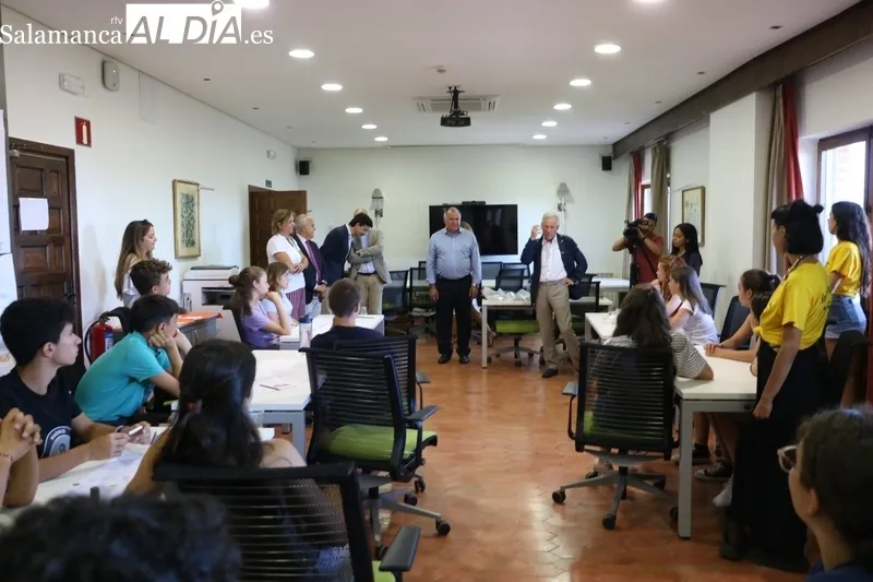 Entrega de diplomas a los alumnos participantes en el curso de inmersión lingüística de Inglés promovido por Iberdrola en Villarino de los Aires / CORRAL