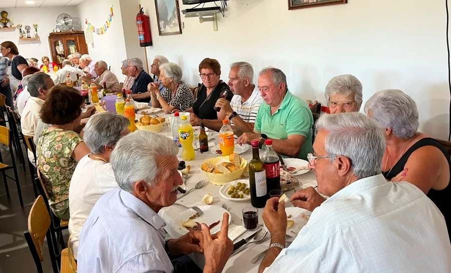 Foto 10 - La Asociaci&oacute;n El Tilero de Navasfr&iacute;as re&uacute;ne a sus socios en torno a la mesa