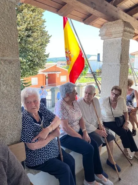 Foto 2 - La Asociaci&oacute;n El Tilero de Navasfr&iacute;as re&uacute;ne a sus socios en torno a la mesa
