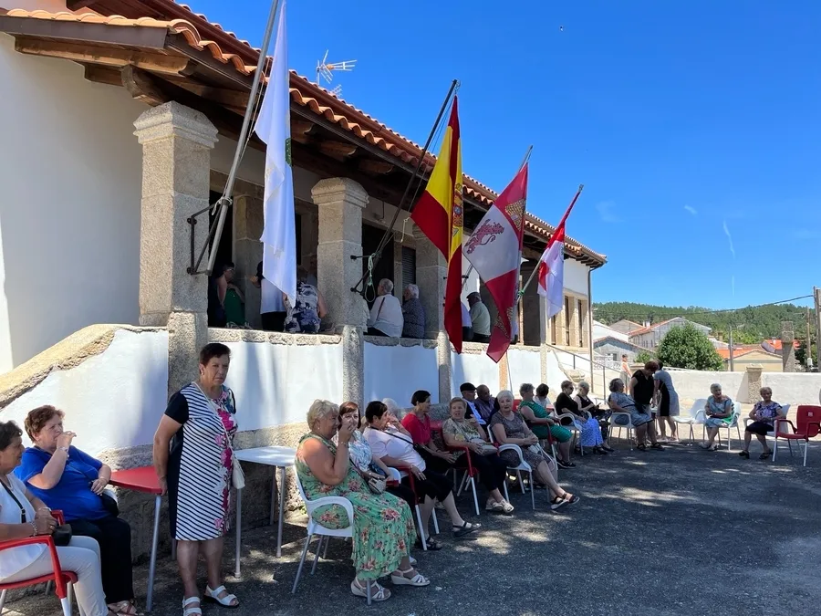 Foto 9 - La Asociaci&oacute;n El Tilero de Navasfr&iacute;as re&uacute;ne a sus socios en torno a la mesa
