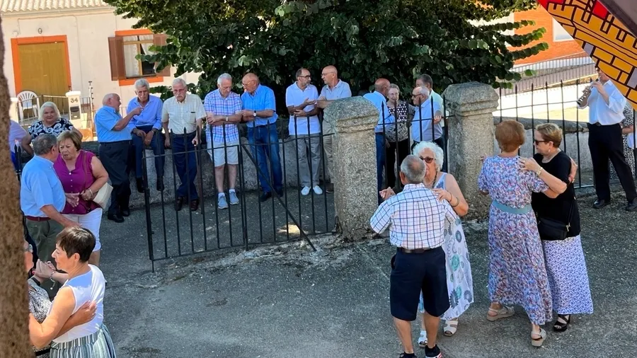 Foto 7 - La Asociaci&oacute;n El Tilero de Navasfr&iacute;as re&uacute;ne a sus socios en torno a la mesa
