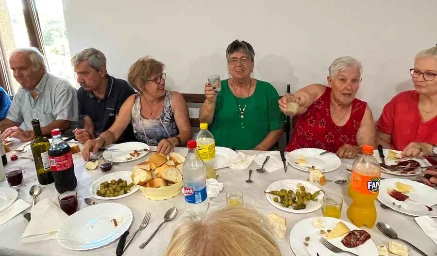 Foto 6 - La Asociaci&oacute;n El Tilero de Navasfr&iacute;as re&uacute;ne a sus socios en torno a la mesa