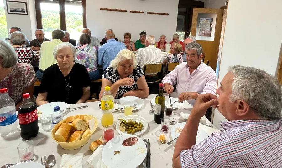 Foto 5 - La Asociaci&oacute;n El Tilero de Navasfr&iacute;as re&uacute;ne a sus socios en torno a la mesa
