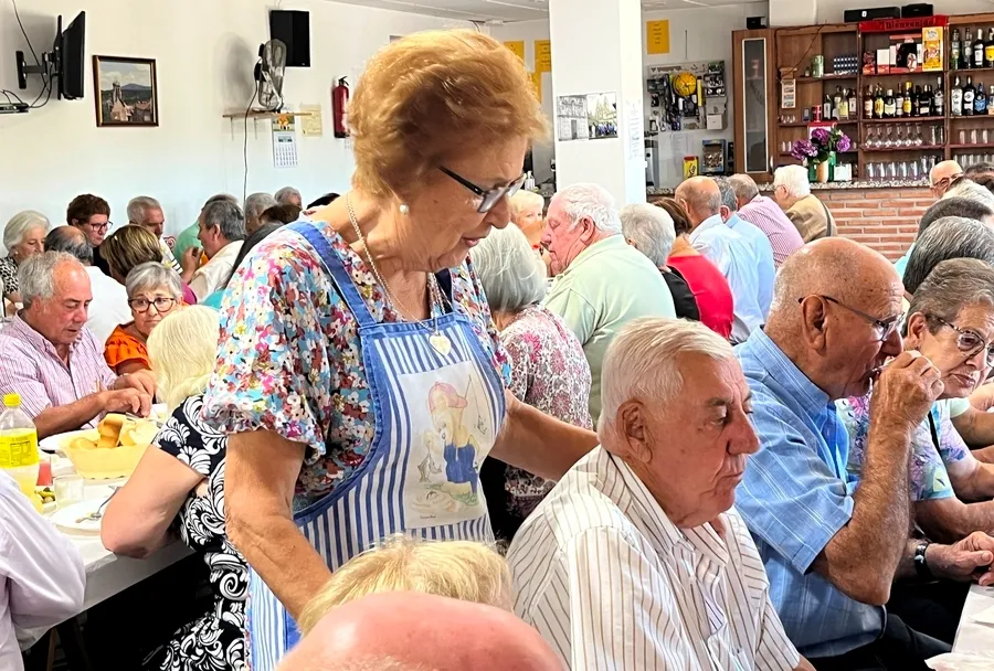 Foto 4 - La Asociaci&oacute;n El Tilero de Navasfr&iacute;as re&uacute;ne a sus socios en torno a la mesa