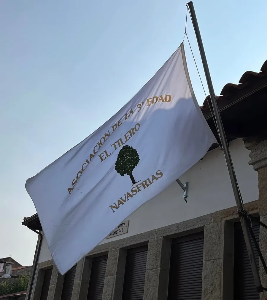 Foto 3 - La Asociaci&oacute;n El Tilero de Navasfr&iacute;as re&uacute;ne a sus socios en torno a la mesa