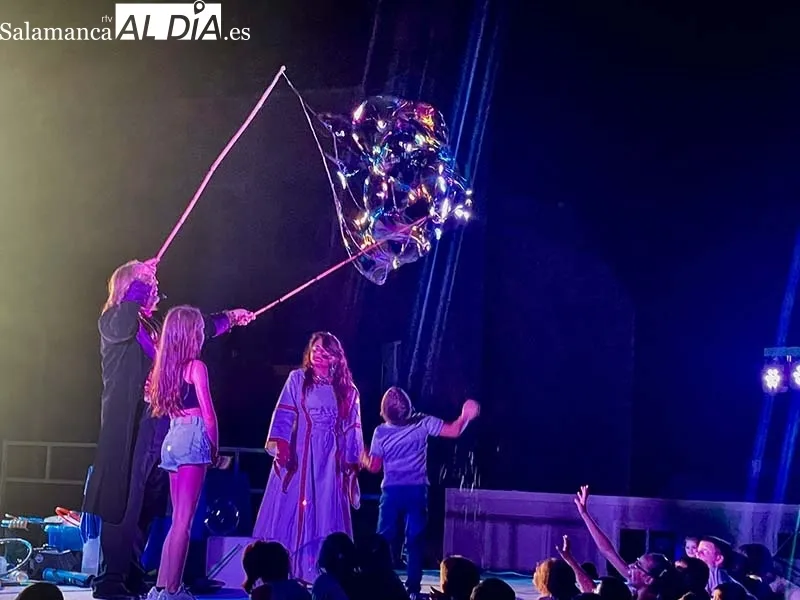 Foto 8 - Guijuelo disfruta de una noche inolvidable de luces y pompas de jab&oacute;n