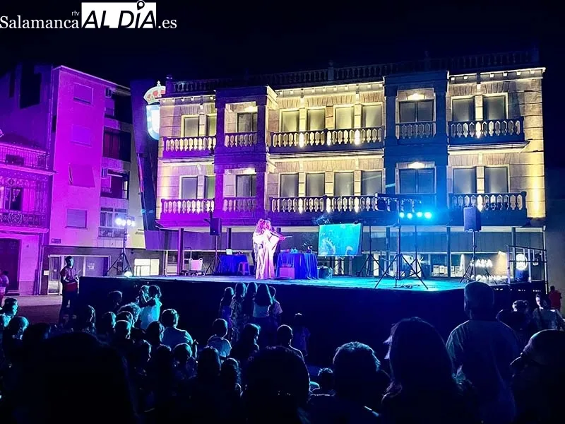 Foto 7 - Guijuelo disfruta de una noche inolvidable de luces y pompas de jab&oacute;n