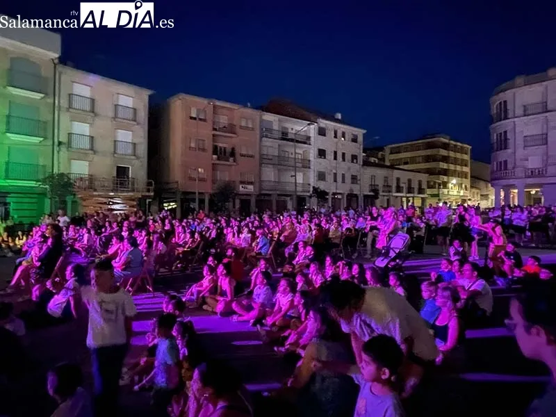 Foto 6 - Guijuelo disfruta de una noche inolvidable de luces y pompas de jab&oacute;n