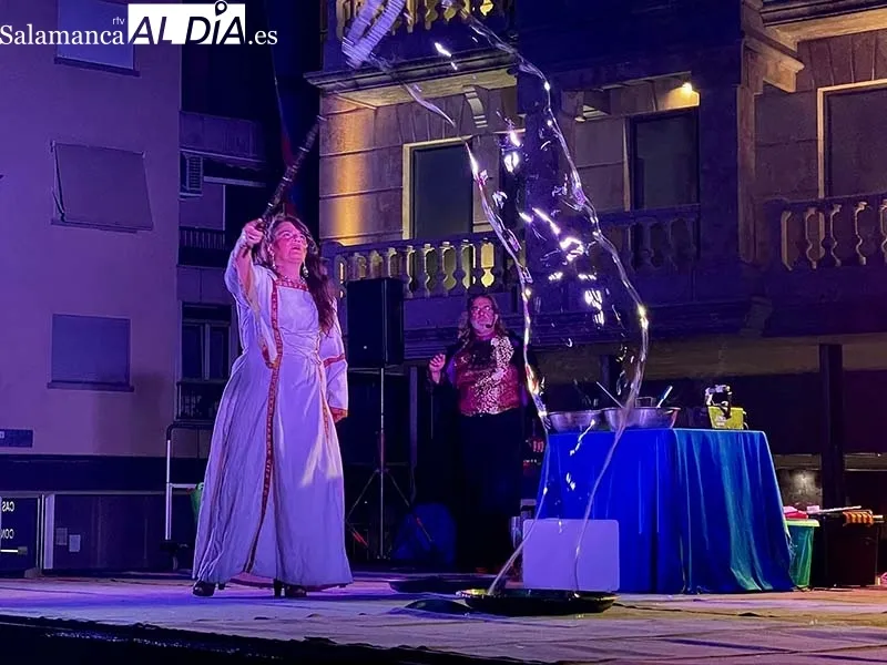 Foto 5 - Guijuelo disfruta de una noche inolvidable de luces y pompas de jab&oacute;n