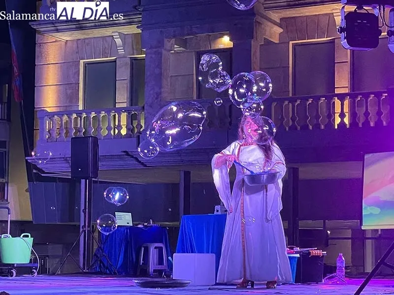 Foto 4 - Guijuelo disfruta de una noche inolvidable de luces y pompas de jab&oacute;n