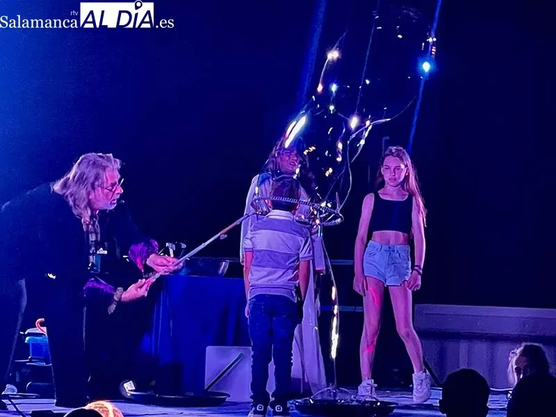 Foto 2 - Guijuelo disfruta de una noche inolvidable de luces y pompas de jab&oacute;n