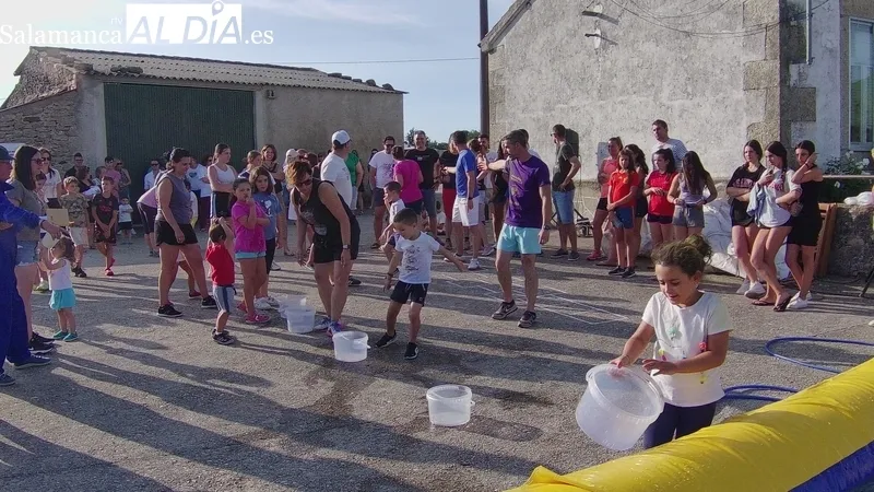 Divertida yincana de peñas en Villasbuenas para festejar Santa Marina / CORRAL