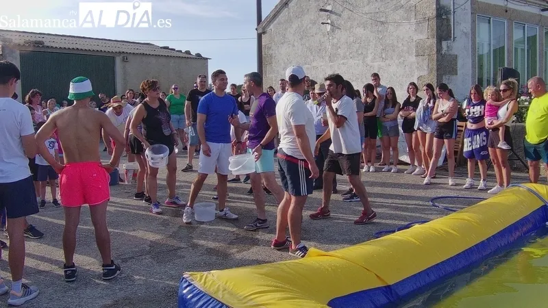 Divertida yincana de peñas en Villasbuenas para festejar Santa Marina / CORRAL