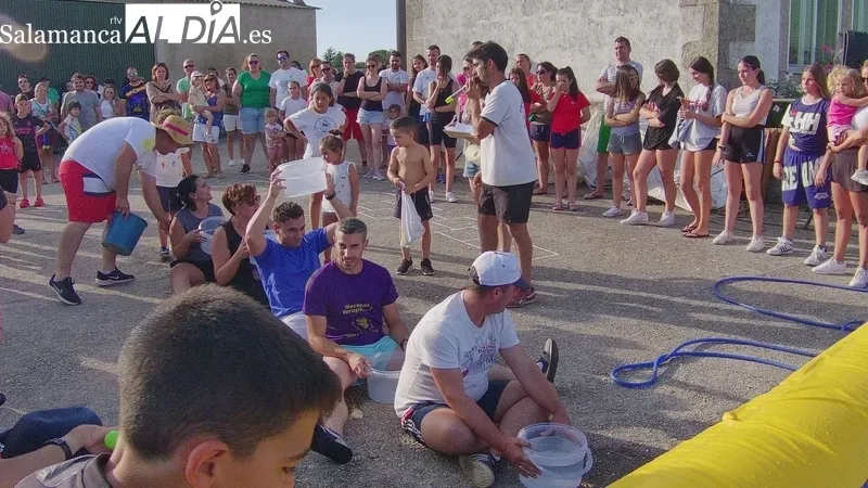 Divertida yincana de peñas en Villasbuenas para festejar Santa Marina / CORRAL