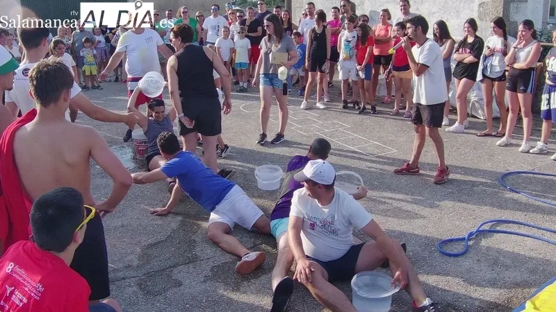 Divertida yincana de peñas en Villasbuenas para festejar Santa Marina / CORRAL