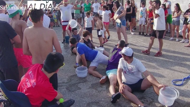 Divertida yincana de peñas en Villasbuenas para festejar Santa Marina / CORRAL
