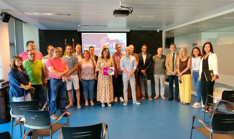 La consejera de Movilidad y Transformación Digital, María González Corral (centro), en reunión con alcaldes en Salamanca. Foto EUROPA PRESS