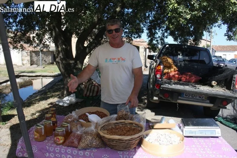 El buen tiempo y la gran variedad de productos atraía a numeroso público al mercadillo de este primer domingo de julio