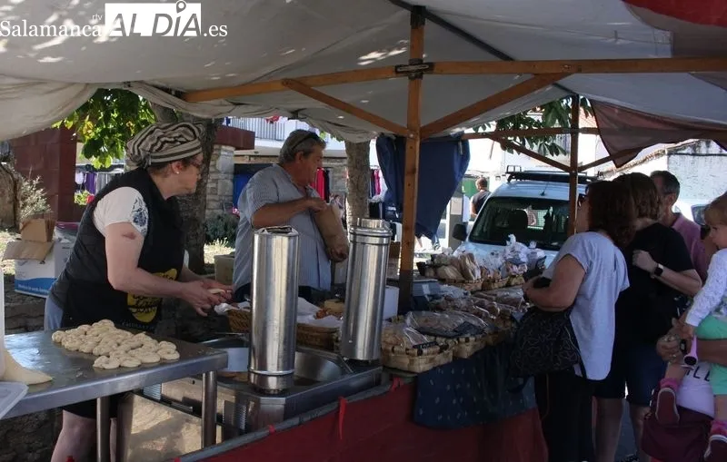 El buen tiempo y la gran variedad de productos atraía a numeroso público al mercadillo de este primer domingo de julio