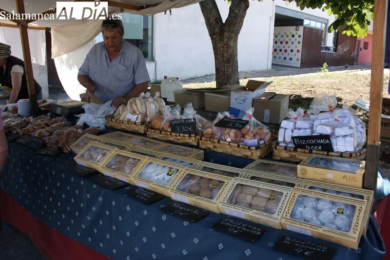 El buen tiempo y la gran variedad de productos atraía a numeroso público al mercadillo de este primer domingo de julio