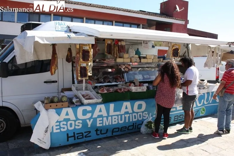 El buen tiempo y la gran variedad de productos atraía a numeroso público al mercadillo de este primer domingo de julio