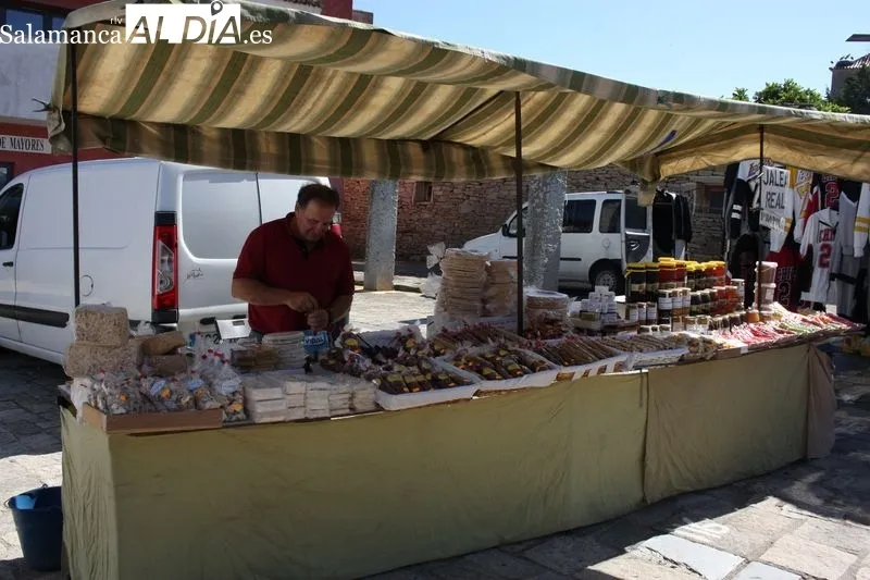 El buen tiempo y la gran variedad de productos atraía a numeroso público al mercadillo de este primer domingo de julio