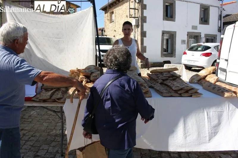 El buen tiempo y la gran variedad de productos atraía a numeroso público al mercadillo de este primer domingo de julio