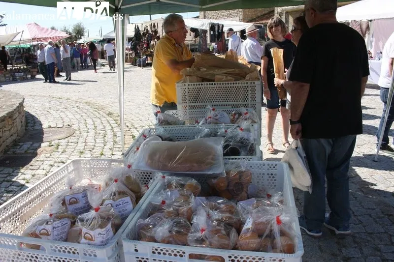 El buen tiempo y la gran variedad de productos atraía a numeroso público al mercadillo de este primer domingo de julio