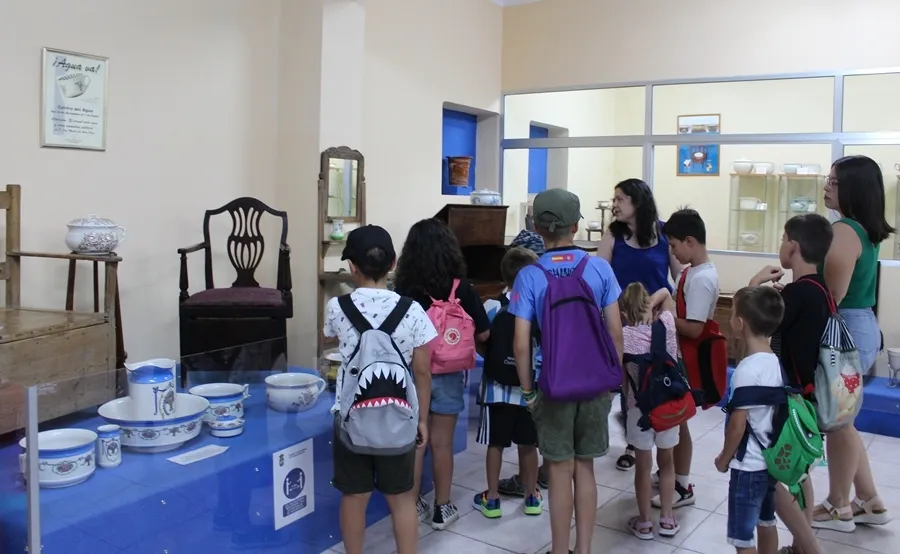 Foto 2 - El Museo del Orinal recibe a los participantes en el campamento de Inform&aacute;tica