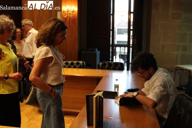 Foto 2 - Pablo Gonz&aacute;lez presenta 'Escala de grises&rsquo; en un emotivo acto en el ayuntamiento